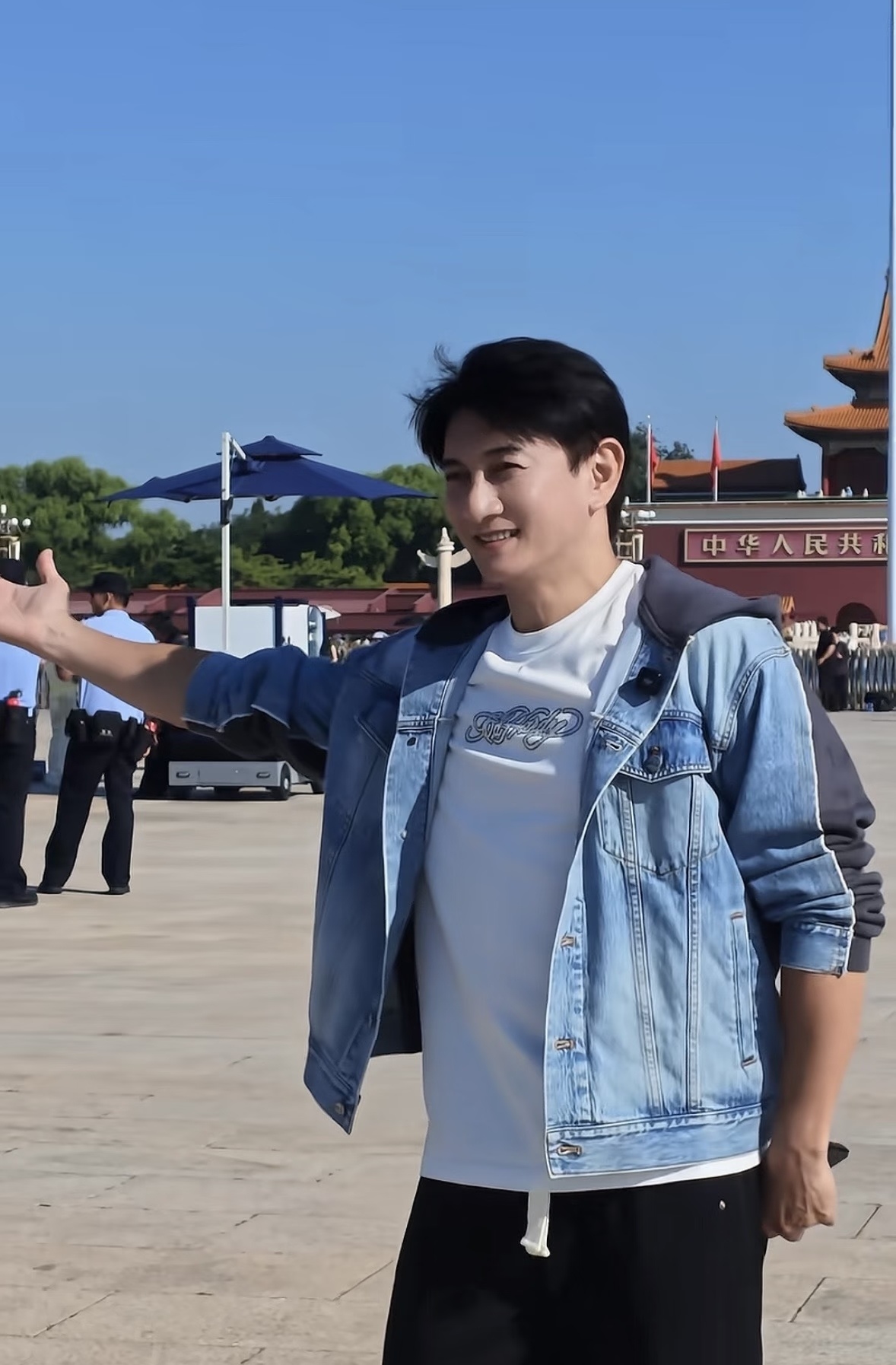 表面看吴奇隆举国旗被取消活动亏了钱，
往深看他赚大了，
丢的是活动，赢的是14亿人的尊重！那些以为用“取消”就能让他低头的人，才是真亏！
那点出场费，买不来他丢掉的东西

乍一看吴奇隆好像亏了。

毕竟一场商业活动被取消，出场费没了，还搭进去来回的工夫。

可这笔账算错了地方。

一个艺人真正值钱的