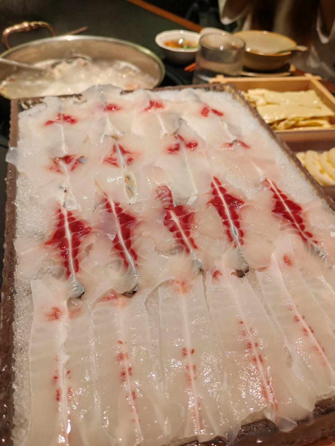 #美食探店##我的美食日记# 昨晚到新开不久的脆小鲩探店，鱼肉很脆，餐具也是我喜欢的类型。美团168套餐是小份的脆肉鲩，我选择单点后买券，点了中份的鱼肉，另外加了一份莲藕片和一份腐竹，两个人消费150元。  ​