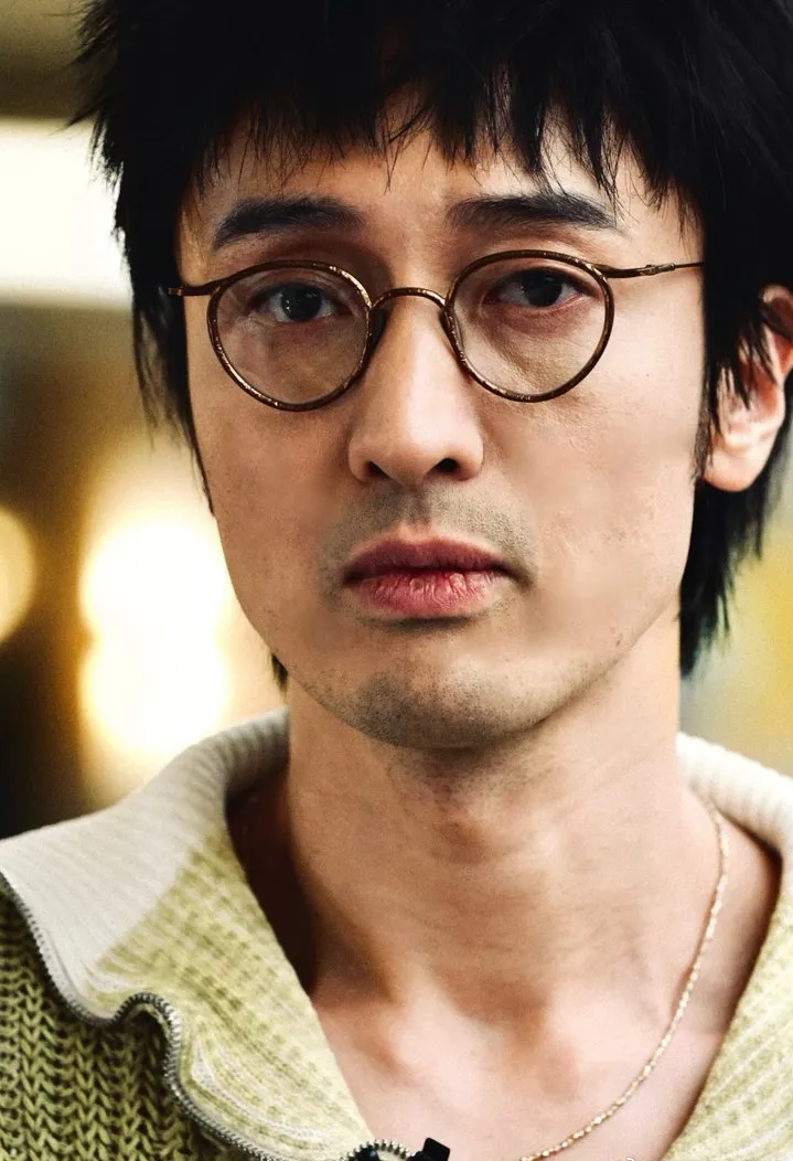 突然被王传君圈粉了。
王传君在昨晚直播提议观演区的哥哥们集体上台送别这段，真给人看感动了。在所有人都陷入比赛结果即将揭晓的紧张中时，王传君身在安全席，却主动提议大家一起去台上陪伴送别淘汰区的哥哥们，体面又温柔。
如果我是淘汰区的哥哥们，我会很感动的。
站在月台上的一瞬间肯定是很难过，宣判结果的时候那