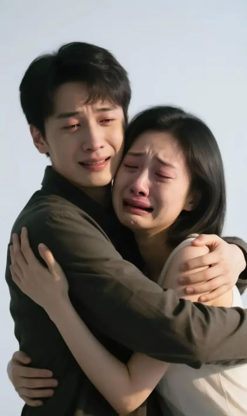 七绝（悔）
​
​作者/凤非
​当年不肯嫁东风
​此刻相逢紧紧拥
​怎奈人间无悔