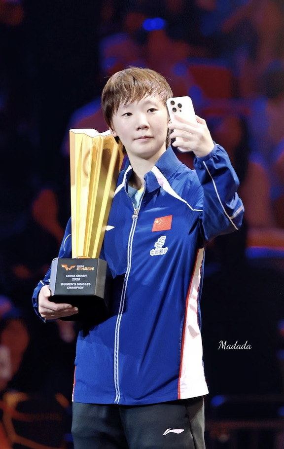 全村人的希望！王曼昱真不负众望
	
全村人的希望！王曼昱真不负众望！本届中国大满贯，搭档蒯曼拿下女双冠军，女单决赛干脆利落拿下日本选手佐藤瞳。这站比赛国乒男单全线失利，全靠她连拿两冠，帮咱们把颜面挣回来了。个子高挑，反手功底扎实，球风凶悍硬朗，硬实力摆在台面上。
	
只要状态在线，不管国内乒坛还是世界赛场，王曼昱稳稳占有一席之地。为人踏实、人缘也好，肯吃苦能扛硬仗。要是心态这块再继续打磨打磨，那可就近乎完美了！