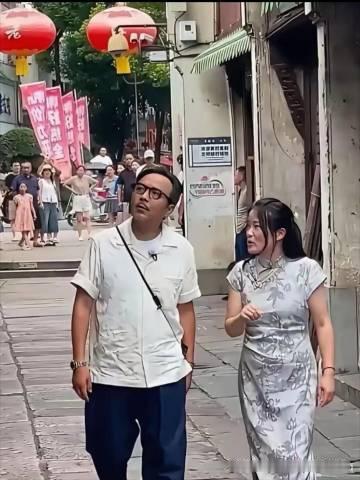 汪涵看着像个老大爷了