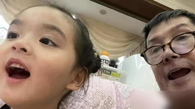 孙子生日，家里一个人都没来。郭碧婷没忍，电话直接打给了向太。
向太在直播里也认了，说确实是疏忽，已经订了机票飞台北补办。这事儿搁一般儿媳，可能就咽下去了。郭碧婷没闹，就一句质问，反而把事摆到了台面上。
再看她跟向佐的相处，儿子留长发穿裙子，外面议论纷纷，向佐出来挡了一句：孩子喜欢就行。郭碧婷没多
