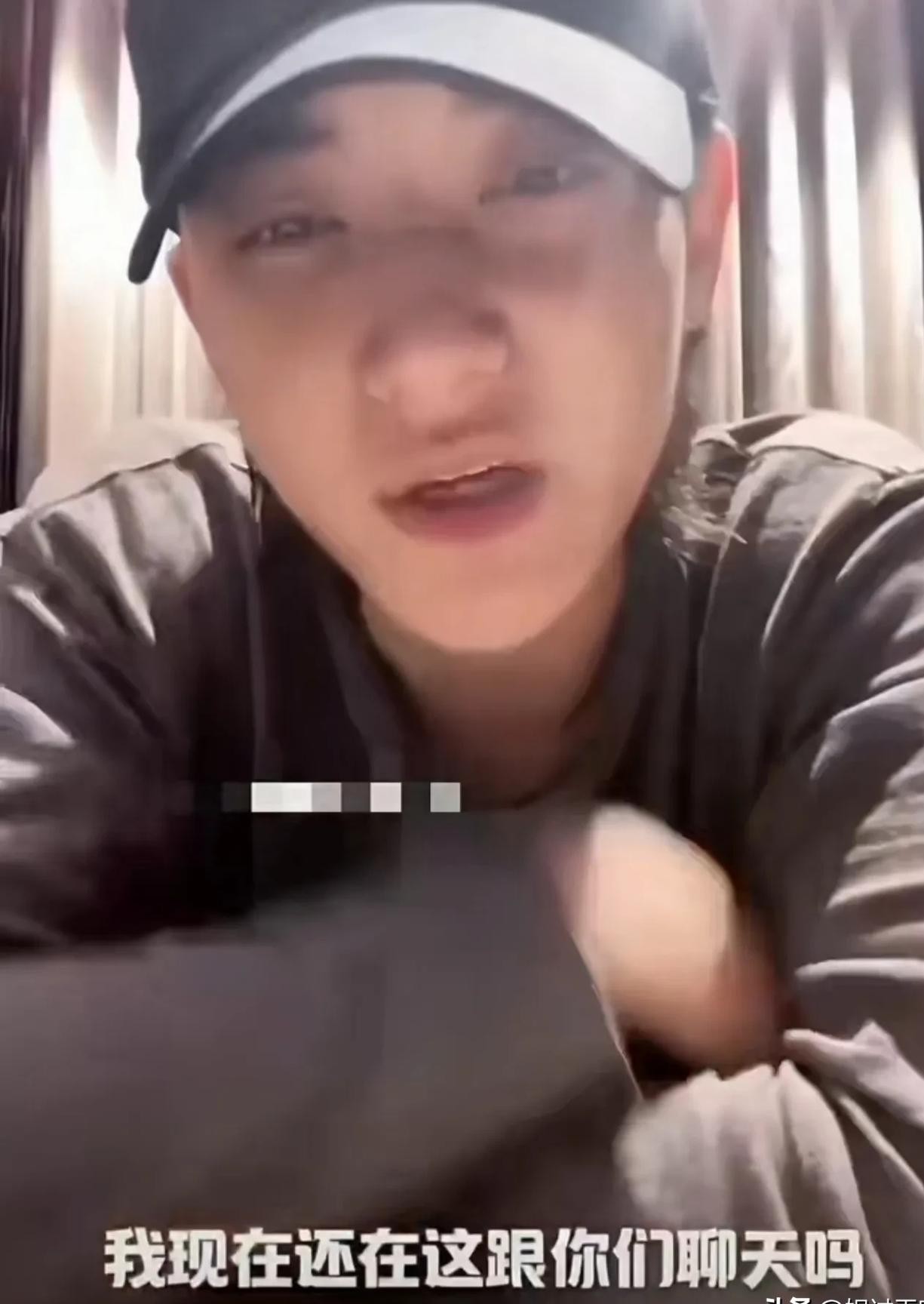 黄子韬这张嘴啊，真是把自己那点路人缘一点一点给作没了。
徐艺洋突然把孩子直接晒了出来，是个小男孩，看着都能跑能跳、起码两三岁了。
按理说添丁进口是天大的喜事，结果评论区直接翻了车，全是嘲讽。
网友有句损话说的真绝：
“黄子韬现在的信誉度，怕是连辆共享单车都扫不开。”
大家烦的真不是他谈恋爱