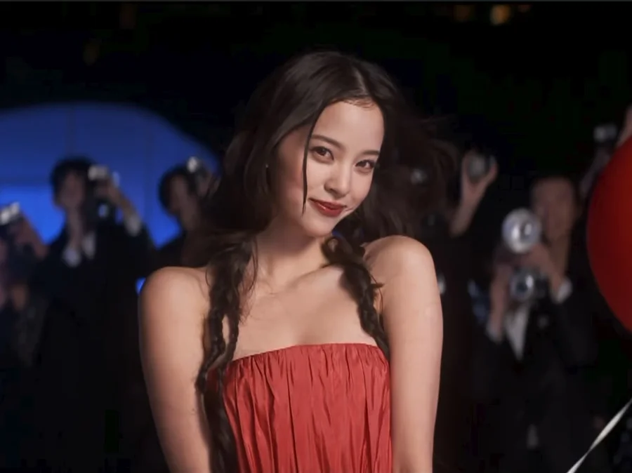 欧阳娜娜吹气球出场好有创意！