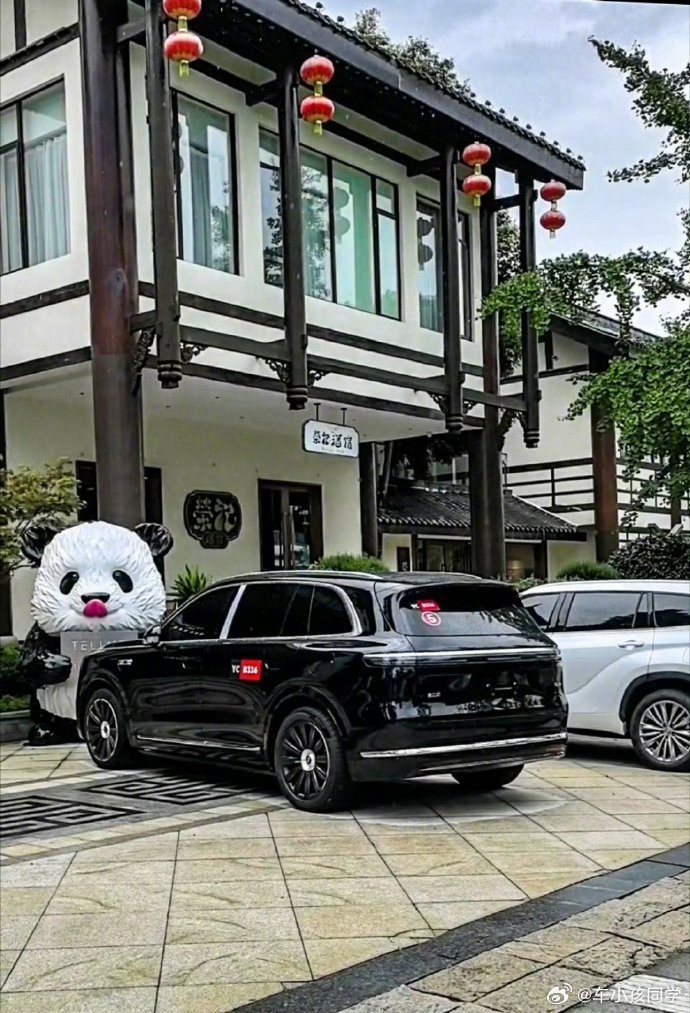 在雾气蒙蒙的古老街道上，黑武士的轮廓穿越时空，留下一道道深邃的痕迹。每一道痕迹都见证了安全感——这抹深沉的黑色既是力量的象征也是这座城市独特的风景。 ​