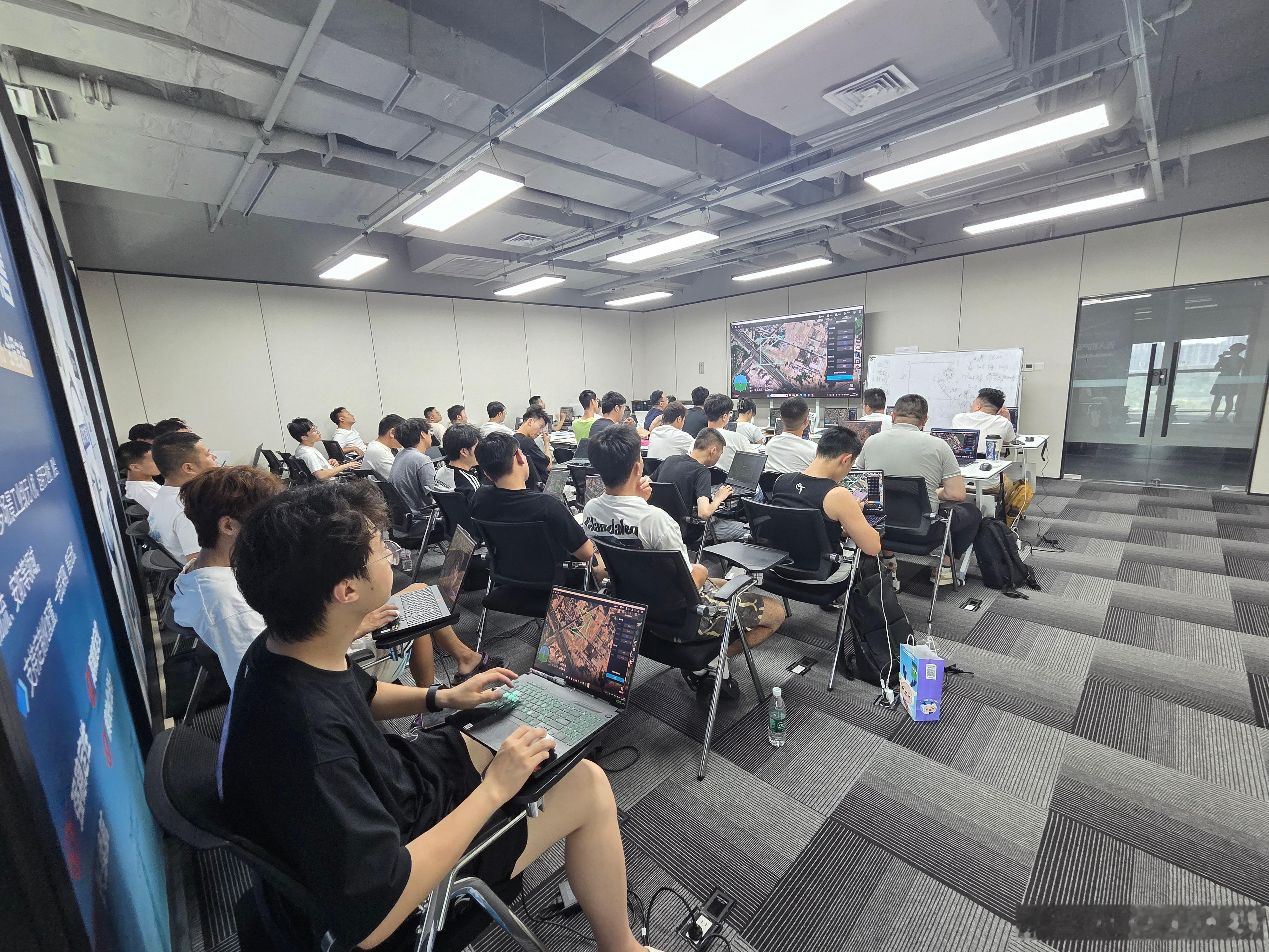 ## 成都考 CAAC 无人机执照怎么选机构？实地探访四川先飞智能

最近几年低空经济热度持续上升，不少成都以及四川周边的朋友开始了解无人机商用资质，想要考取 CAAC 无人机操控员执照。很多新手在挑选培训机构时会感到困惑，市面上大大小小的机构很多，场地、师资、课程差异很大，我前段时间专程去实地 ​