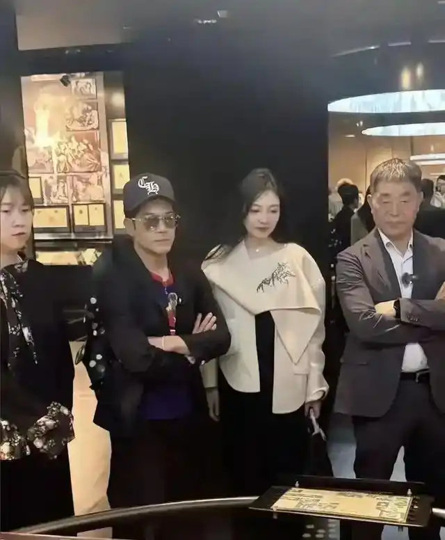 郭富城带小姨子上海看地皮，小姨子名校法律系毕业，手拎六位数包全程谈吐大方 ​