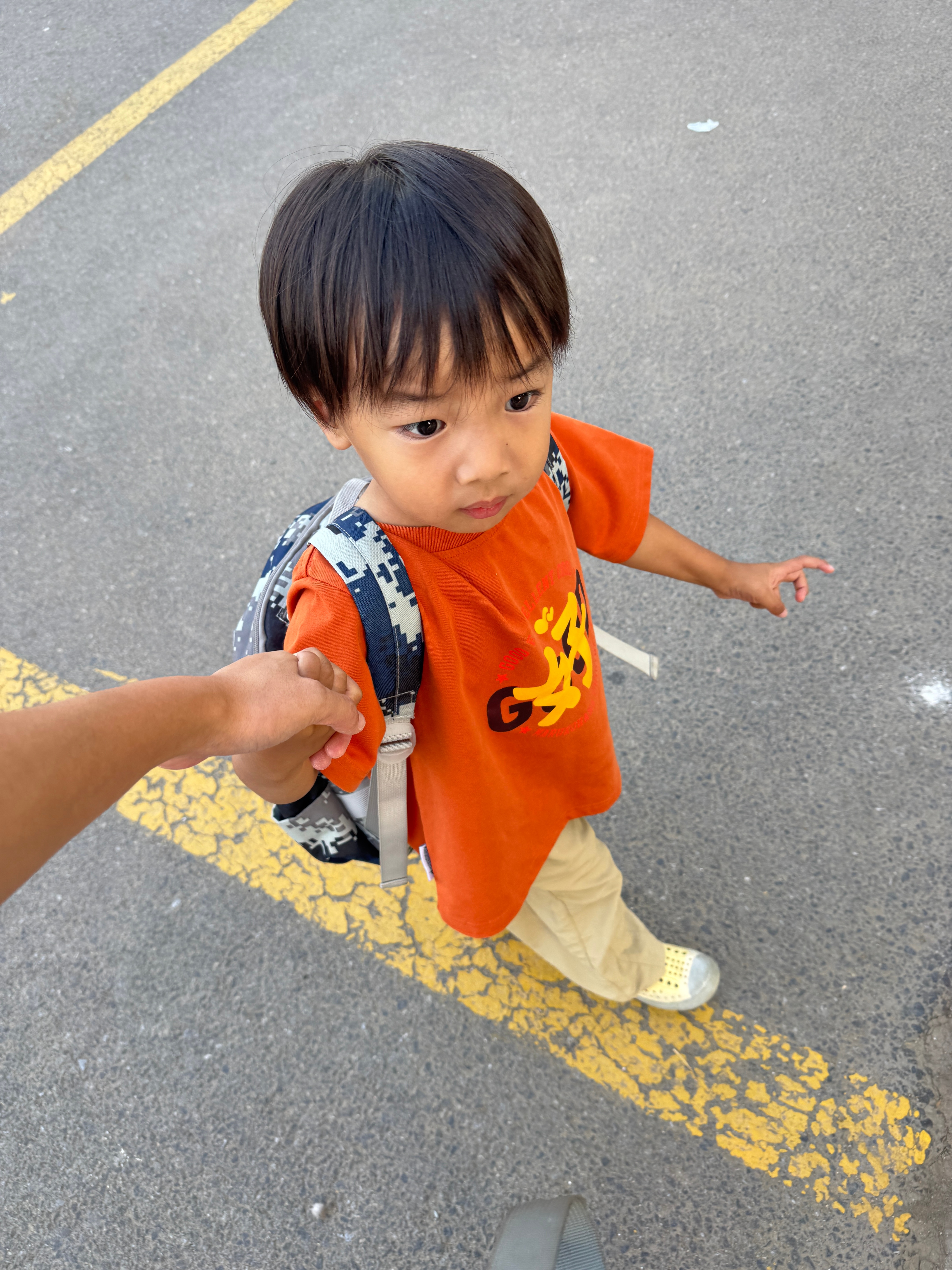 上学啦！咱宝宝的眼睛大大的黑黑的，真漂亮[憧憬] ​​​