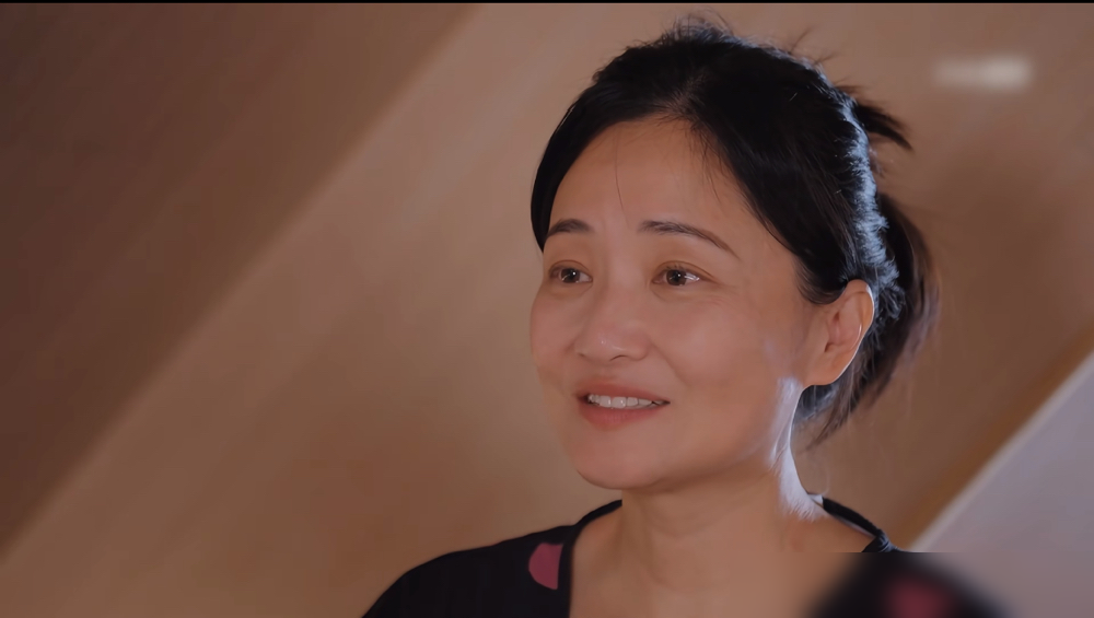 你猜她上《再见爱人》图什么，图前夫的旧情，还是图个念想？
郭柯宇亲口把底牌掀了，就仨字，缺钱。
大病刚好，婚离了，没人找她拍戏。前夫经纪公司递来一档离婚综艺，她接了。不是什么余情未了，是房租水电不等人。
镜头前那个安静、疏离、被全网夸内心丰盈的女人，背后是中年女演员无戏可拍的赤裸现实。
张泉