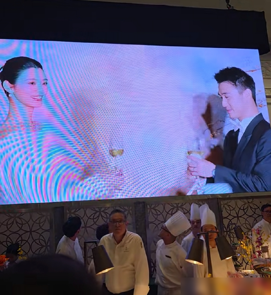 何猷君够狠，当着500人的面说自己矮半个头还硬追奚梦瑶，这话也就赌王儿子敢这么往外扔。
9月28日澳门上葡京，四房补办答谢宴，奚梦瑶穿着法国大婚同款婚纱出来，没戴头纱，脖子上那条钻石项链晃得人眼晕。黄晓明、陈乔恩、古巨基全到场了。
最有意思的一个动作：何猷君伸手够高处蛋糕，奚梦瑶顺手就帮他拿下来
