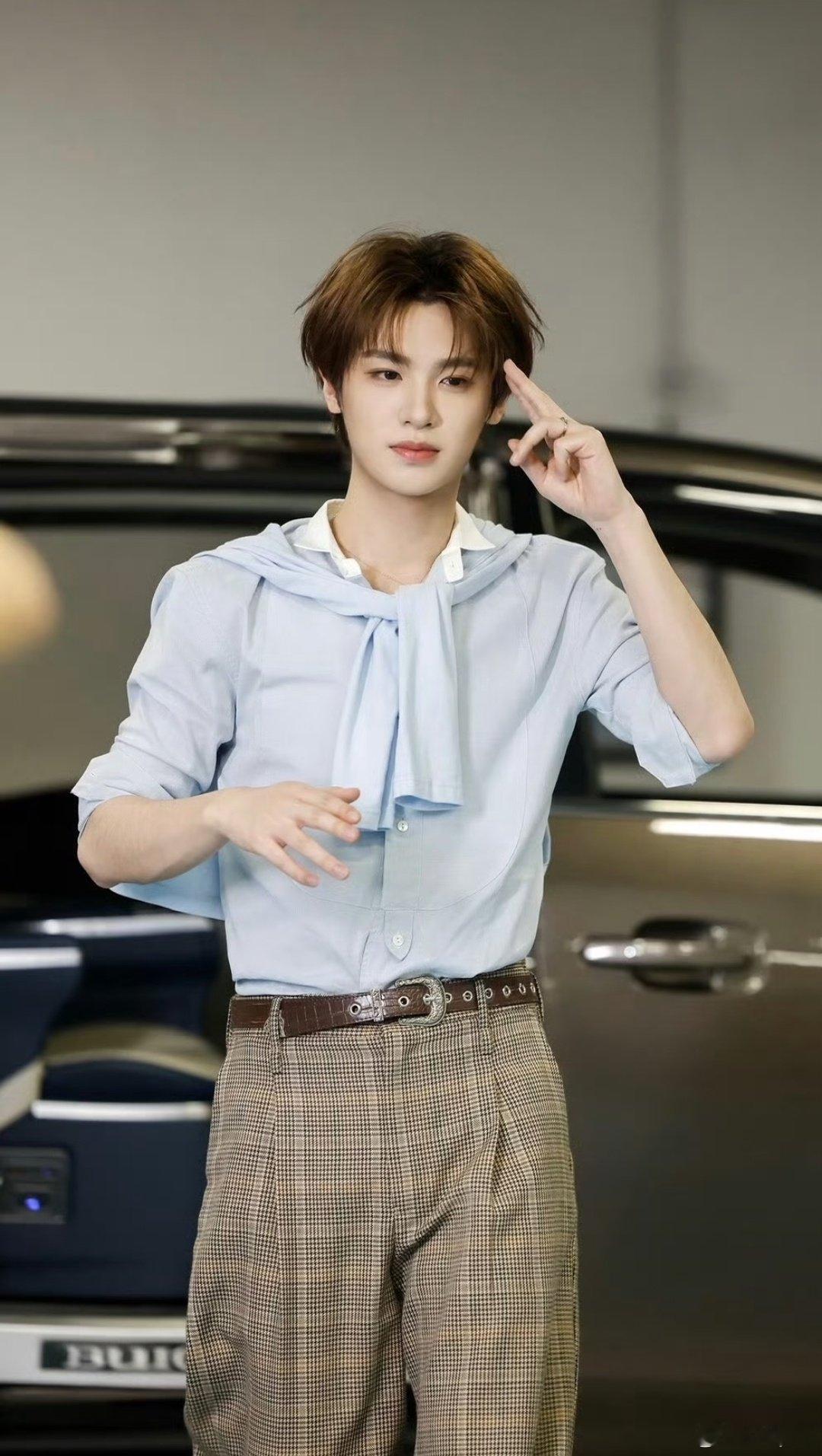 #黄明昊[超话]# 💚#黄明昊贾想世界glitch演唱会# 💚#黄明昊glitch实体专辑#

你的星光，照亮我的岁岁年年 Your starlight lights up my years

​
