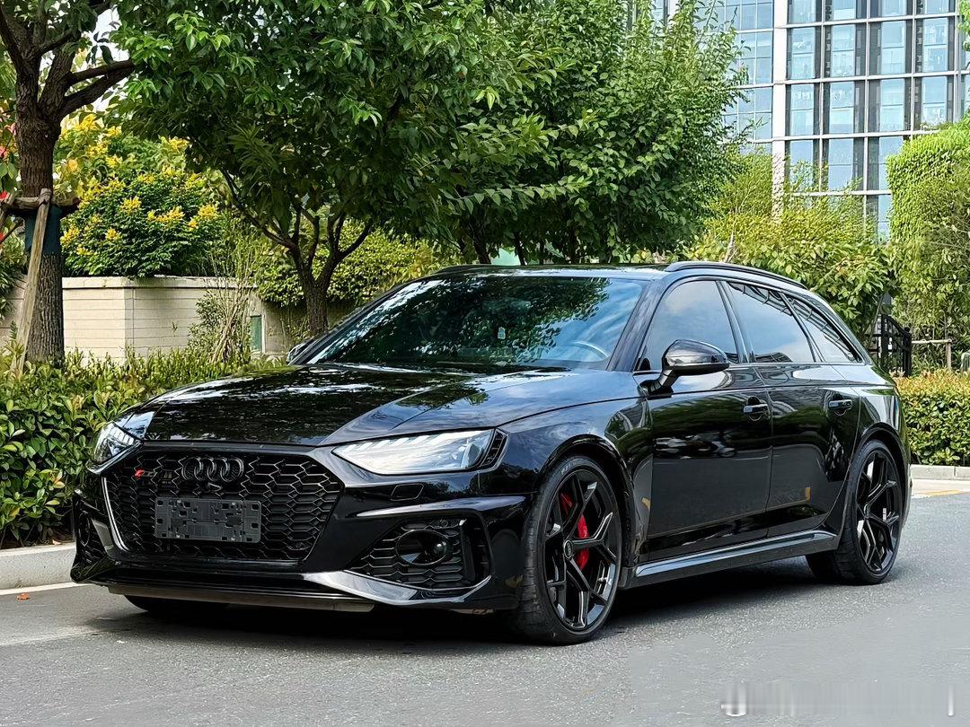你说他是家用车？先放你一个路口试试[嘘]
奥迪RS 4 2024款 RS4 Avant 致臻版
25年上牌 实表仅1.7w公里
百年德系底盘调校➕audi rs的性能表现
改装：启动咆哮  座椅通风  碳纤维方向盘  卡布达尾翼/尾唇   排气头段
#德系车[超话]##奥迪[超话]##改装大作战[超话]#  ​