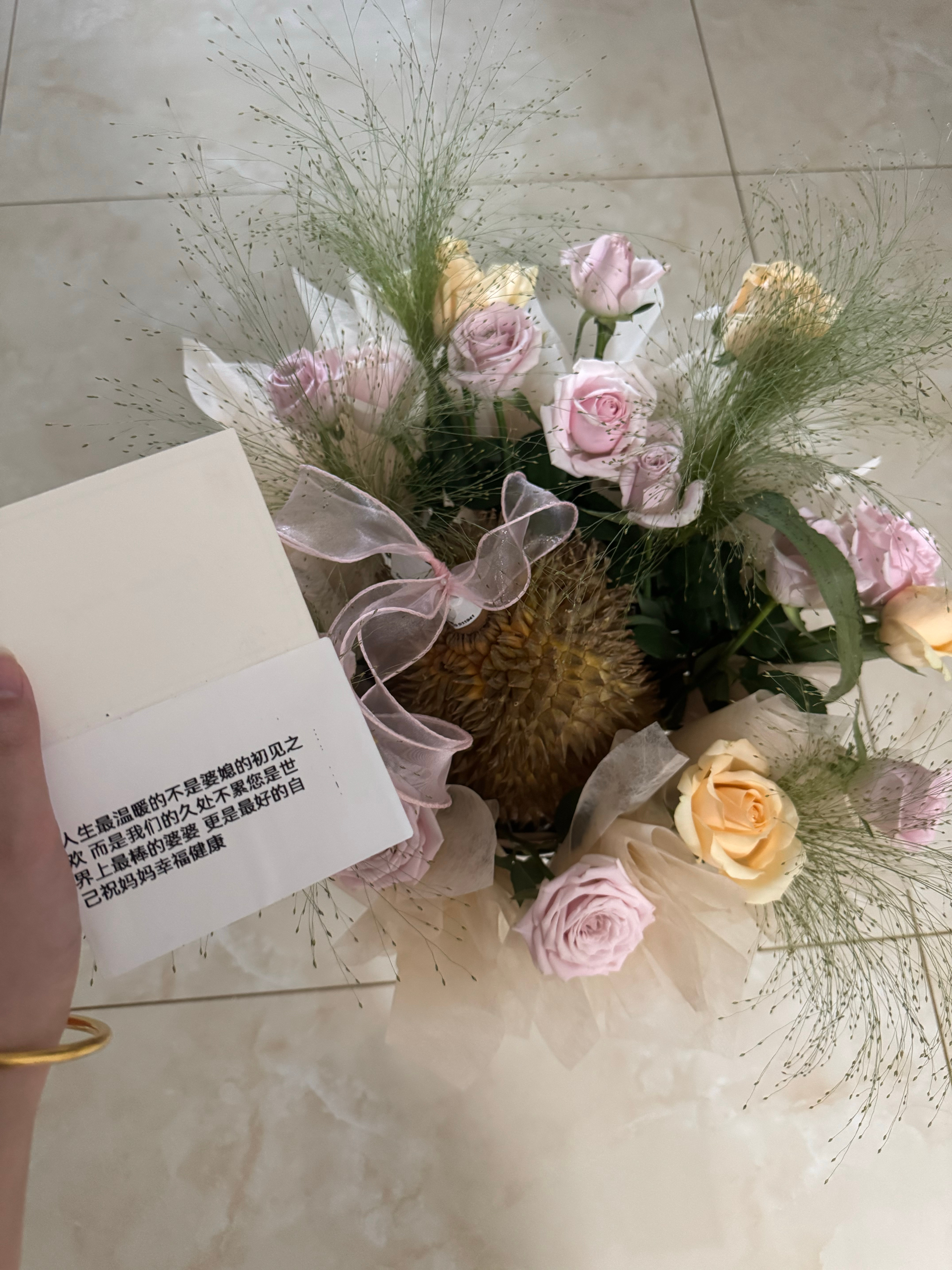 上个月拔智齿 公公婆婆骑电动车三十分钟送的一箱鸡蛋 给我一千说让我买点喜欢吃的  这次婆婆生日 做了一桌子菜 都是软烂的 没有我不能吃的硬物 每次回家都是把第二天上班的饭装进饭盒里给我带走 婆媳关系从来都是真心对真心 虽然嘴上说着太贵了 但是还是开心的发了朋友圈  因为姥姥是厨师 所以婆婆做的 ​