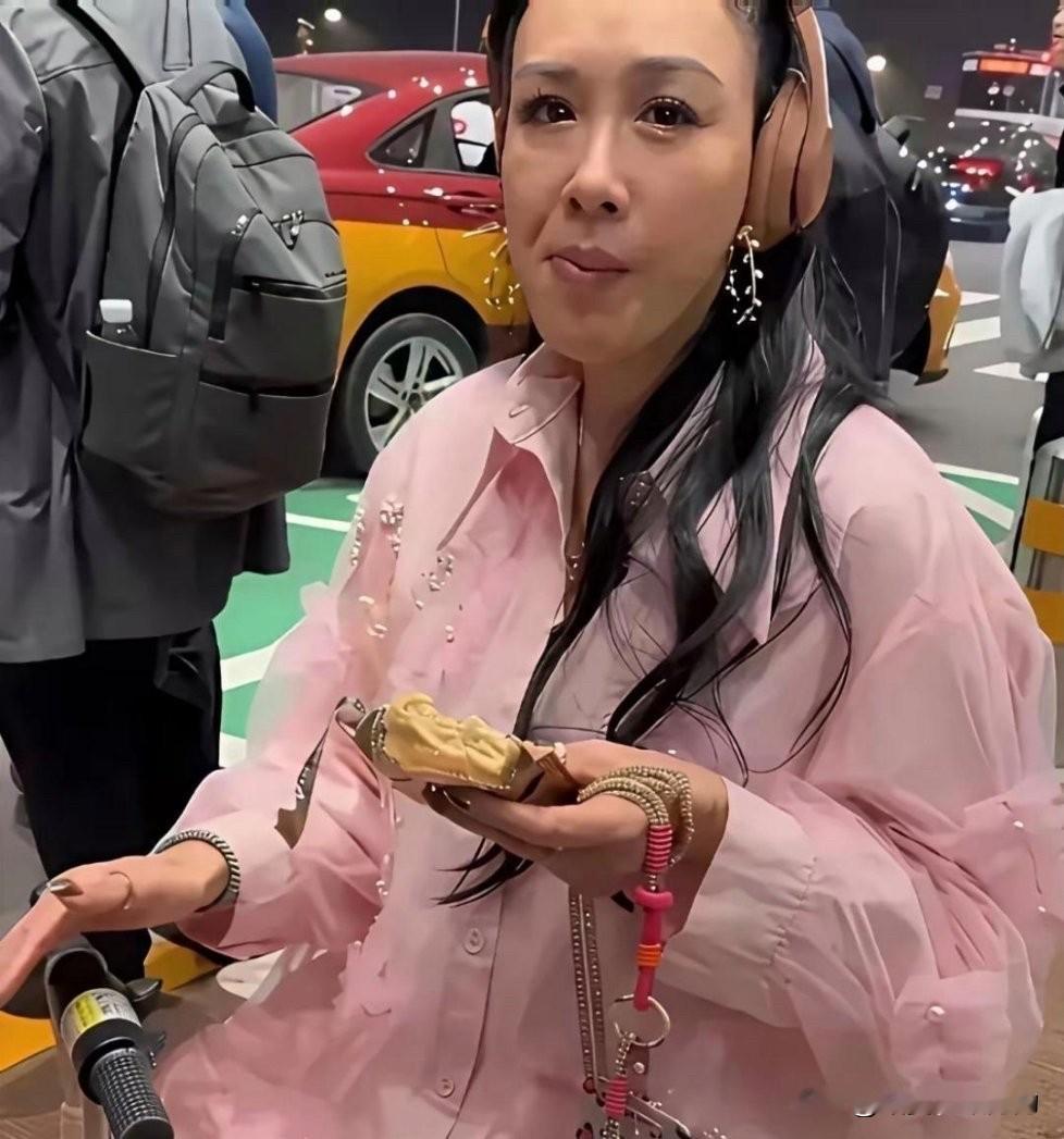 钟丽缇无滤镜生图曝光，没有美颜修饰，完全是最自然真实的状态。脸上带着岁月留下的痕迹，不刻意掩盖，大方从容，这种不硬凹少女感的样子，看着格外舒服。