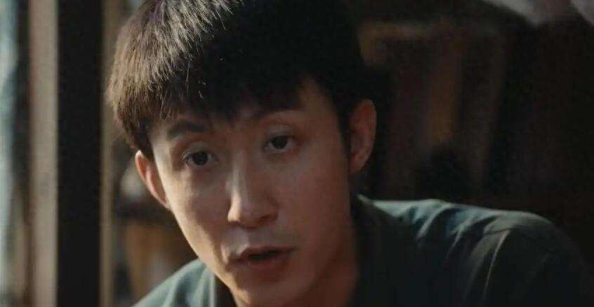 黄景瑜一句“丁院长”喊错了，丁勇岱的反应却让全网直呼：这才是真演员
8月22号那天，《重器》在央视八套和爱奇艺播完了最后一集。
收官发布会开始前，黄景瑜在走廊里溜达，迎面碰上丁勇岱。他嘴比脑子快，张嘴就是一句“丁院长”——这是戏里他扮演的年轻法官对顶头上司的称呼，今天台下不该这么叫。
丁勇岱愣了一下