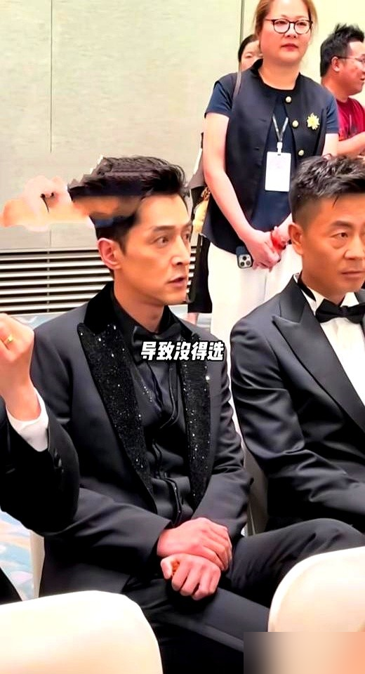 张颂文被嘲买不起房那年，说了句大实话，99.5%的演员，干18小时，拿的钱不如厂里打螺丝。
他跑了2000个组，被拒800次。特约演员，龙套，一天几百块，没合同，没社保。别人只看见那0.5%过亿片酬，看不见剩下的人常年零通告，靠家里打钱活着。
现在竖屏短剧起来了，AI换脸也来了。真人配角？连那几