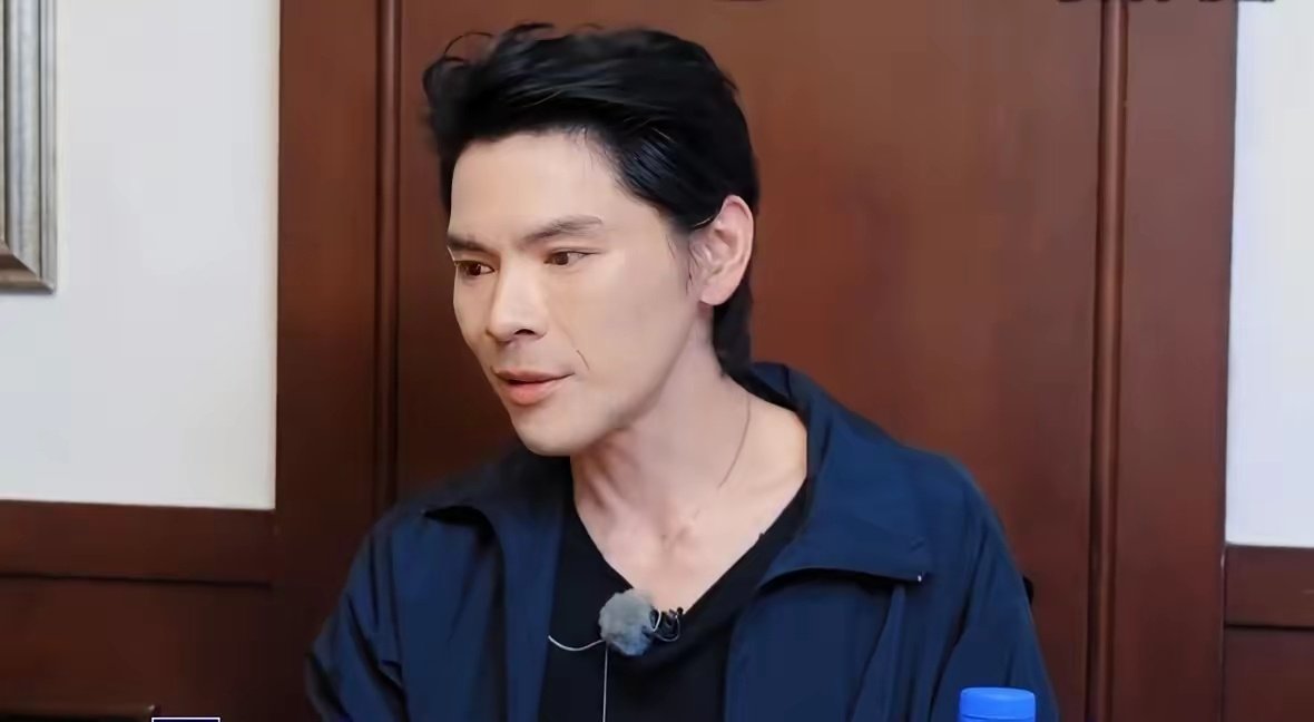 向佐说医生说我的肾像七十多岁的肾，那时候因为喝了太多的蛋白粉，蛋白粉太浓了，然后去医院干嘛的，弄了一阵子才好 ​