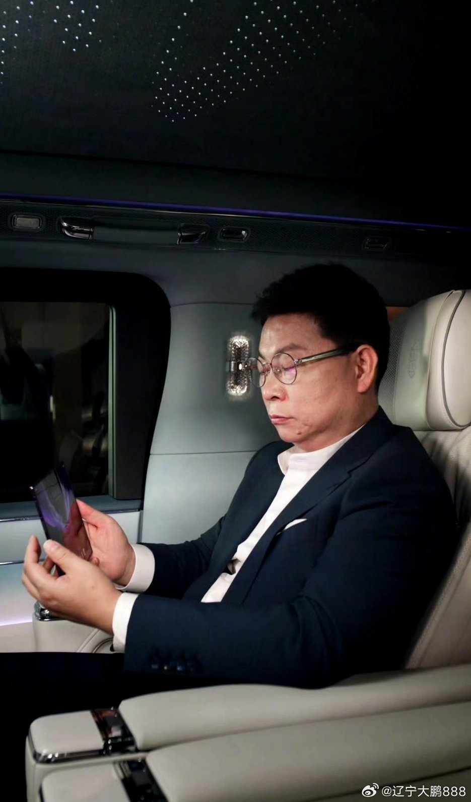 #余承东称华为MateXT2隐私保护更到位#
余承东表示，新一代折叠机型在隐私防护方面做了升级优化。针对数据存储、权限管控等环节进行改进，进一步强化用户信息安全。 ​