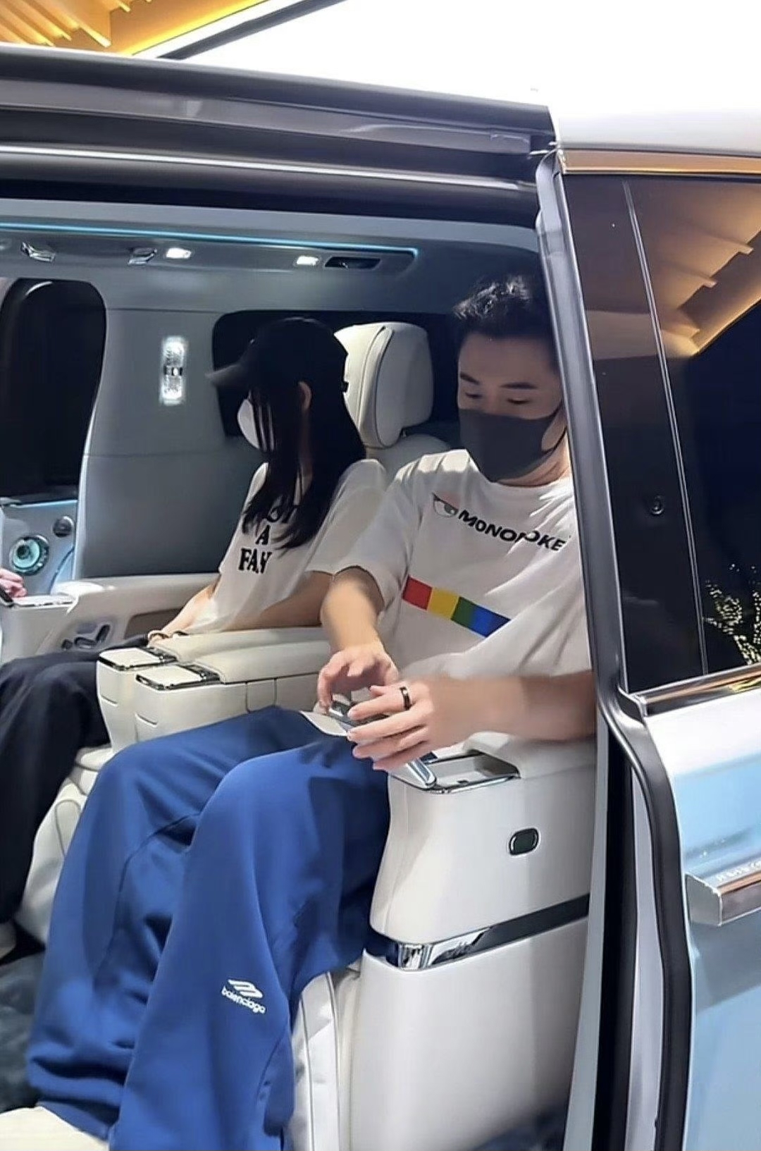 40岁陈赫带42岁张子萱看尊界S800，张子萱口罩遮脸双手插兜不吭声，网友想起她父母租房那事：这回要买豪车了