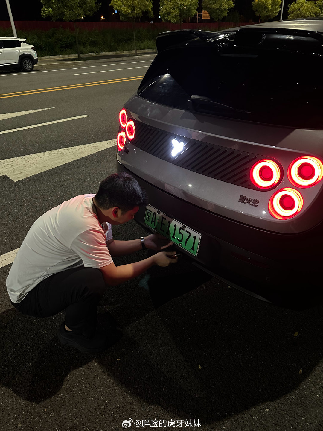 也是开上电车出游了～我的小虫子太可爱了！
蔚来海岸太适合带孩子玩了！人少！！！住万豪也太方便了！出门就是沙滩🏖️吃喝一体化了直接！过年来万豪的时候这小家伙还不会自己去阳台看海🌊现在不愿意进来！拉着我十万个为什么 ​