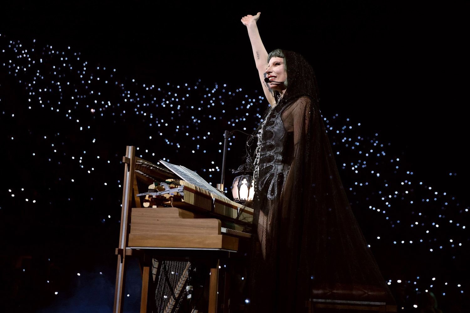 lady Gaga 在 2 月 18、19、22 和 23 日于洛杉矶拍摄《The MAYHEM Ball》电影时，录制了五首不同的原声音乐惊喜歌曲。歌单包括《Dance in the Dark》、《Marry the Night》、《Hair》、《The Edge of Glory》和《Abracadabra》。

你觉得哪两首会入选最终版本？ ​