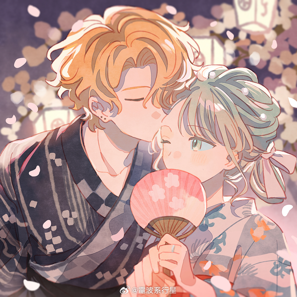 #🧡星星的光源来自篝火✨# 

一无所知的烟花，在呼唤着夏天。
蝉鸣拖着漫长的尾音，街角的灯笼一盏盏亮起，金鱼在水中摇曳，风里混合着苹果糖和海边潮湿的味道。

金色的光芒照亮了整片夏夜，连被风吹乱的发丝都染上了一层淡淡的光。
连同最后一朵烟花一起落下的额间吻，和他平时总是热烈张扬的样子 ​