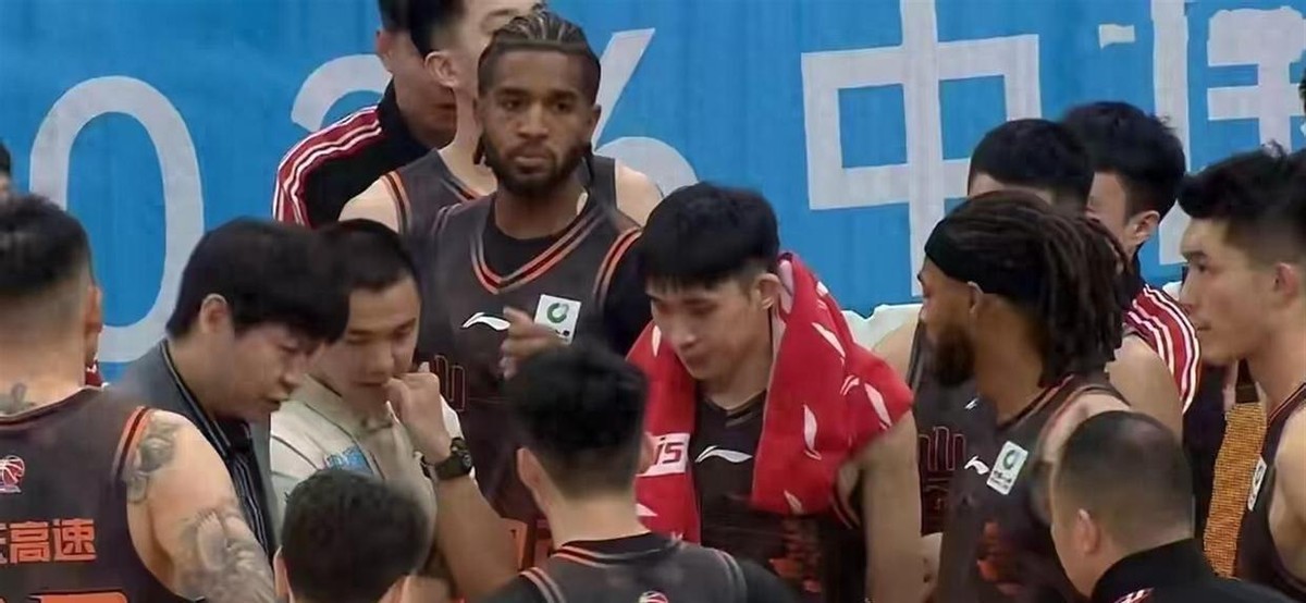 CBA奖项惹争议！胡金秋贺希宁争MVP，山东五人入围尴尬
