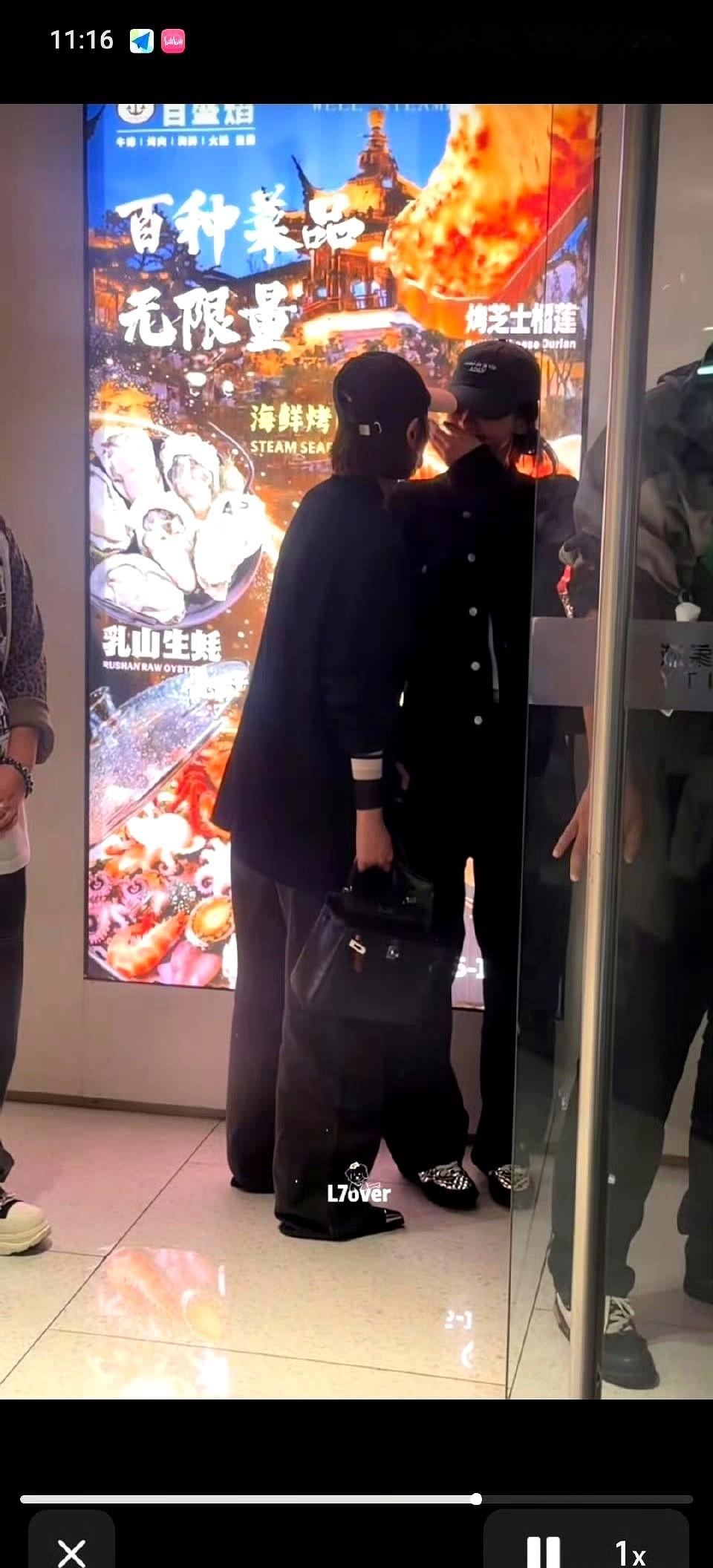 孙怡和唐艺昕捂嘴往后缩的视频上了热搜，只因为旁边坐着周翊然。

黄明昊重庆演唱会，这三人结伴去捧场。刚落座，一群代拍就围死了周翊然，手机相机直接往脸上怼。他被卡在中间寸步难行，旁边的孙怡和唐艺昕吓得同时往后缩，瞪圆了眼睛。

这段视频疯传，网友神评论这叫“退让者幸存了”。这种围堵在周翊然身上发生不止