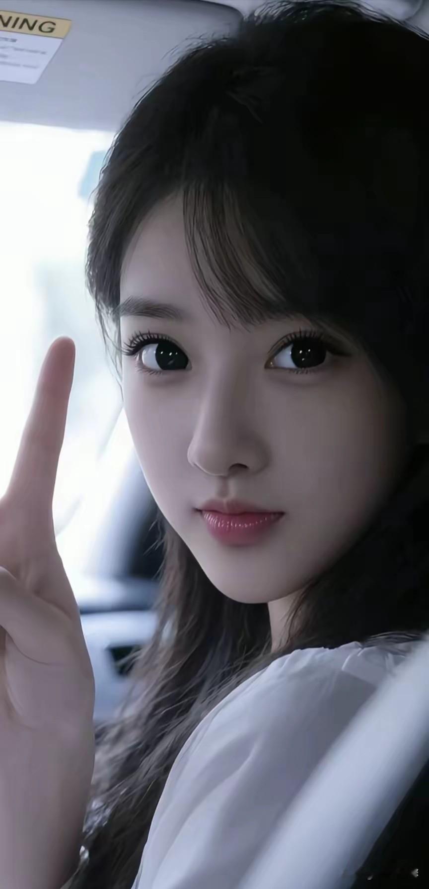 素颜能凸显五官天然优势， 展现独特自然美和原始韵味， 既耐看又很有亲和力！ ?