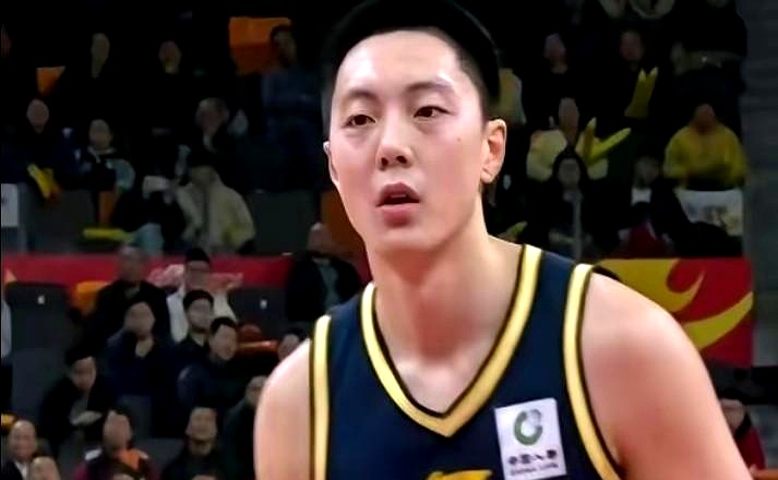 看球到最后那几分钟就明白了：广东输的不是战术，而是心态。 徐杰被顶着投...