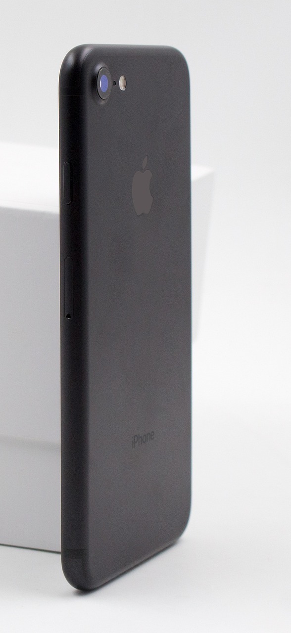 iOS 27.2 Beta2代码里苹果曝出了代号AutoLock的防抢功能，底层服务已开启但锁定组件仍禁用。系统会综合设备急加速、Apple Watch失联或距离突变、长时间断网等信号判断抢夺。一旦触发，生物识别验证或熟悉地点能一票否决锁定，同时多次触发还会进入退避期。这直接填补了现有查找功能在解锁状态下的漏洞 ​