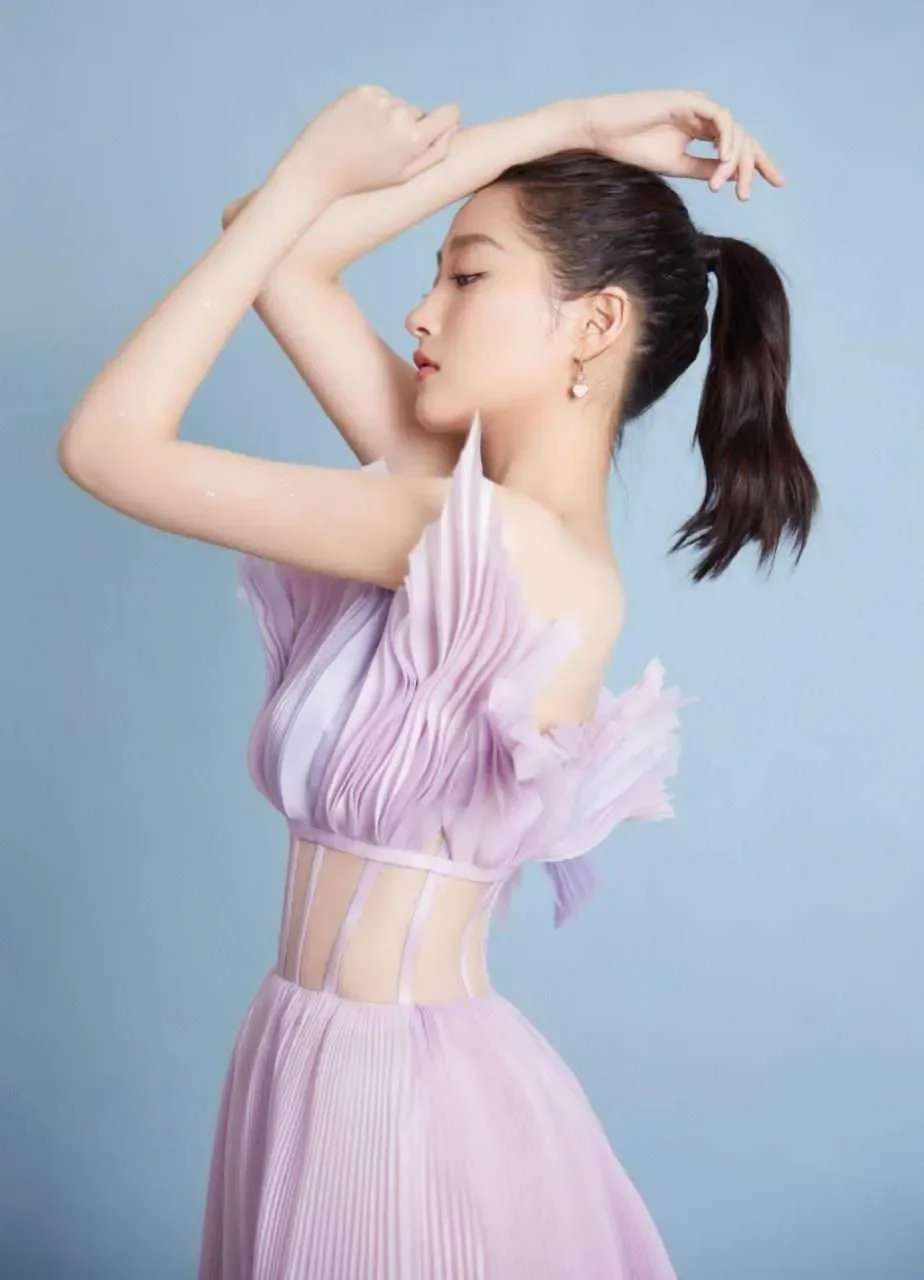 关晓彤走出来新风格