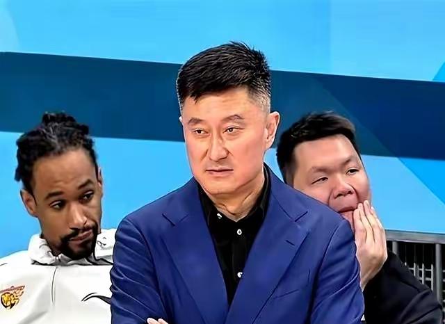 杜锋强势入围本赛季最佳教练评选？虽然广东男篮管理层花了不少钱，买了不少...