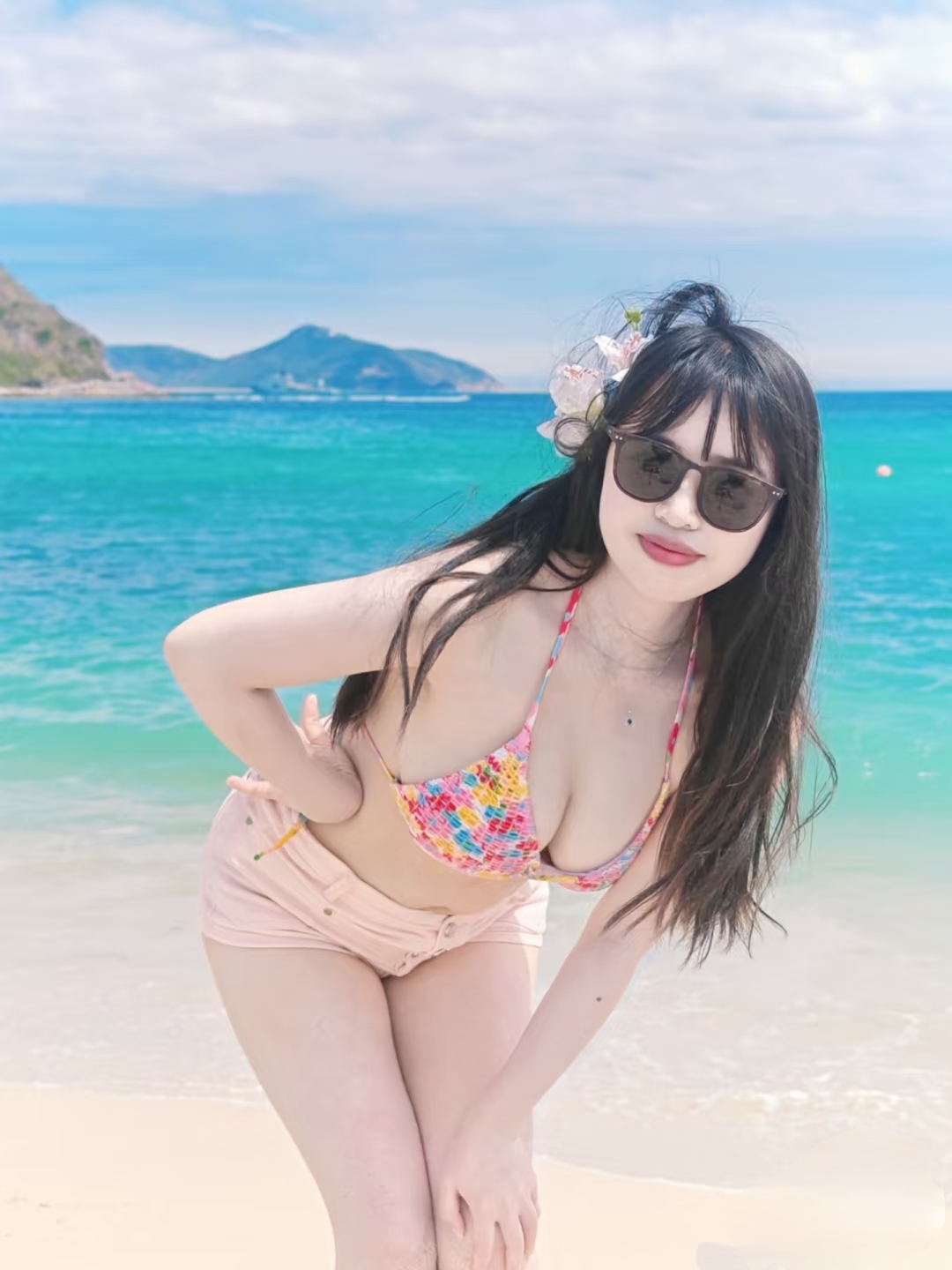 阳光明媚沙滩上 度假小姐姐 成亮丽风景线 有小姐姐穿蓝色比基尼 蓝色与...