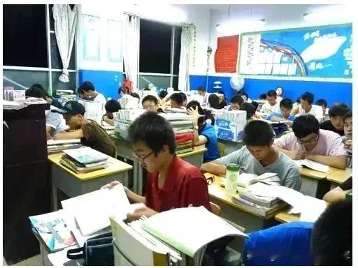 一位高考状元坦言：高考结束后才明白，班主任曾经说过的9个高中真相:
 
第一个真相：初中靠聪明能逆袭，高中靠勤奋才保底。
很多同学初中轻轻松松就能考高分，于是误以为自己天赋过人，高中照样可以随便学。可进入高中才发现，知识难度成倍上涨，知识点密集、逻辑复杂、题型灵活，小聪明在高强度的高中学习面前根本不