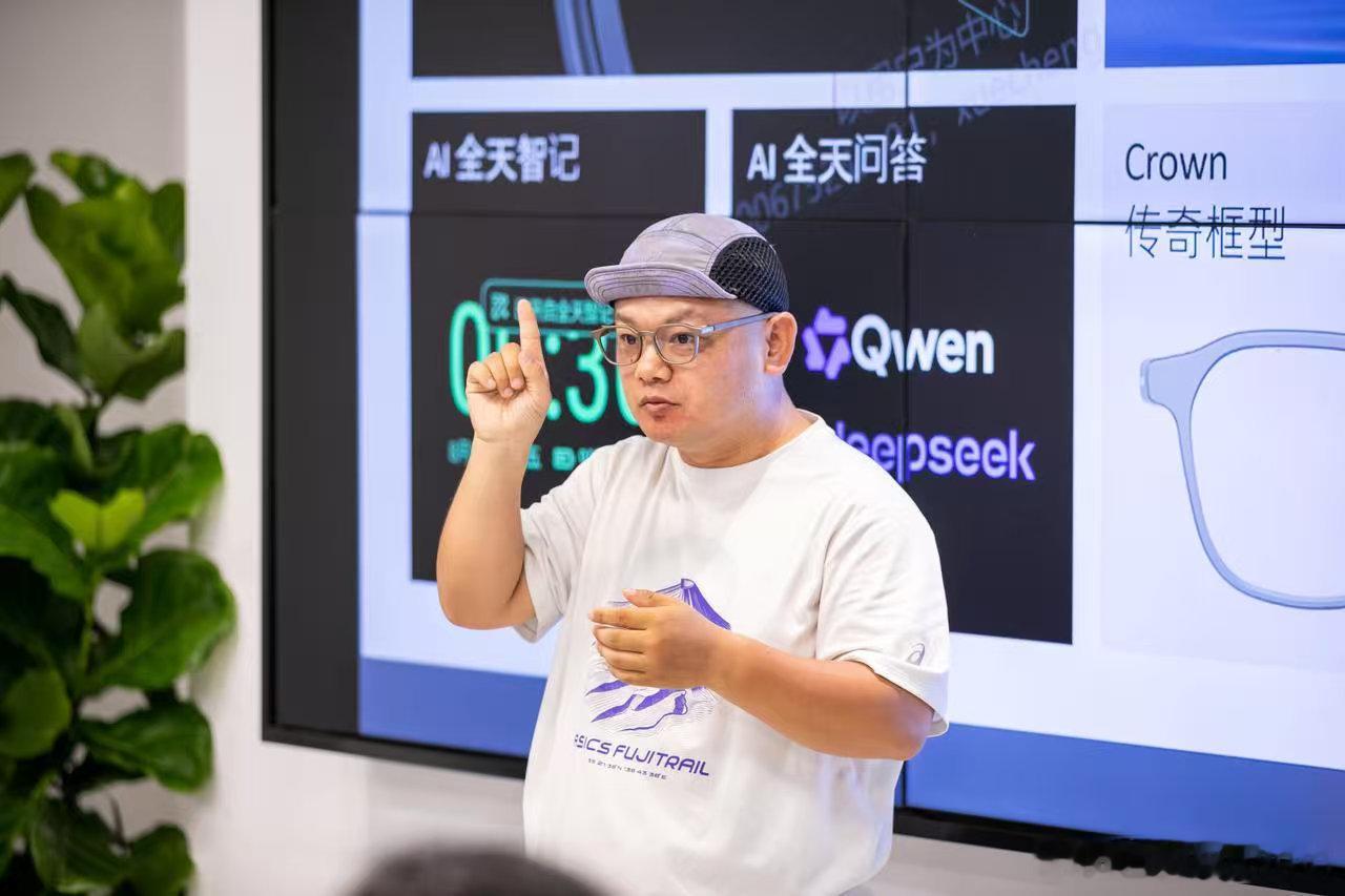 #眼镜戴了和没戴是两回事# 雷鸟iO AI眼镜打破沟通鸿沟，无需手语比划，无需纸笔书写，日常面对面聊天也可以轻松顺畅 #AI眼镜给听障人士开了一扇窗##等我戴上眼镜你再说# ​