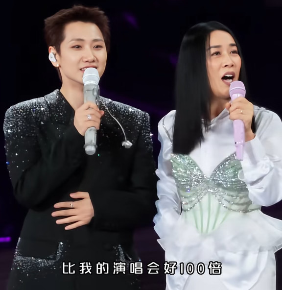 那英：“我终于能做你的嘉宾了！”
	
汪苏泷：“我终于能请到你，做我的嘉宾了！”
	
那英：“你这人山人海的，比我的演唱会好100倍！”
	
汪苏泷：“哎呀，不能这么说，姐姐！大家都知道，那英刚刚办完了北京演唱会，我特别想去！”
	
那英：“那你为啥不去？”
	
汪苏泷：“我有点事，姐姐！我在这儿啊！”
	
那英：“我就该把你的歌迷，都弄到我那儿去！”
	
汪苏泷：“那下次咱俩一起办！”
	
那英：“好的，上半场我，下半场你！”
	
汪苏泷：“东北姐弟！”
	
从那英、汪苏泷到小沈阳、毛不易，东北的歌星开演唱会，不仅歌声动听，还经常可以看到即兴上演的“小品”！
	
那英在自己的演唱会上，介绍完殷秀梅、宋丹丹，又大肆调侃“嫡长闺”王菲，小节目一个接一个，高潮迭起！
	
在汪苏泷的演唱会上，那英与汪苏泷的这段表演，堪称一段“相声”，那英是逗哏，汪苏泷是捧哏。
	
表演完相声，那英和汪苏泷合作了歌曲《行走的鱼》，再次贡献了一个不可复制的经典作品！ #那英 #汪苏泷