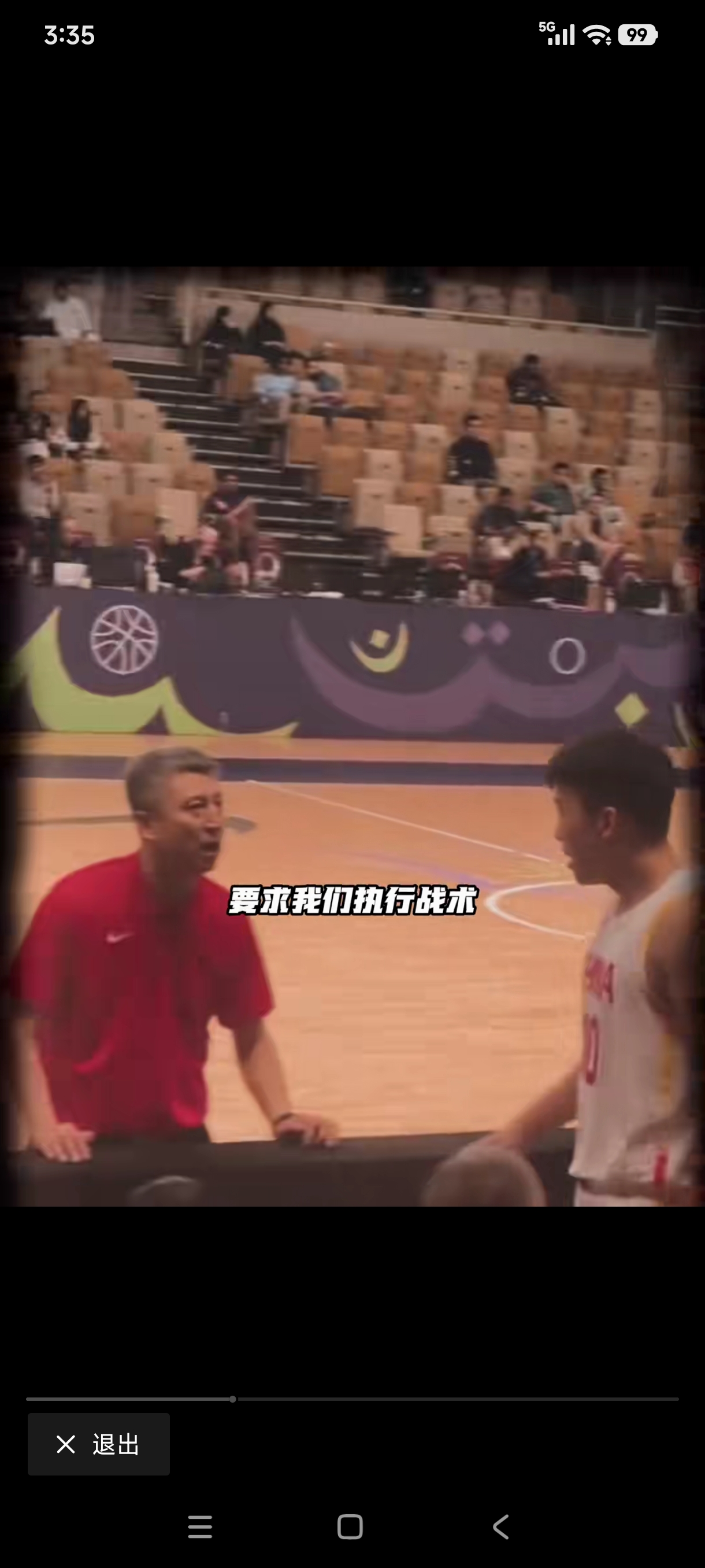 [捂脸]高分不是重点，王俊杰赛后采访拉将男篮问题推上热搜！王俊杰回归球队三周，再次找到舒适的比赛节奏，赛后采访回答ncaa与国际赛场对比问题，王俊杰表示一个是战术指导篮球，在国际赛场球员更加成熟；一个是培养阅读，队友更加年轻，专注成长！
众所周知中国男篮场上配合僵化，进攻不流畅，王俊杰的采访不经意间