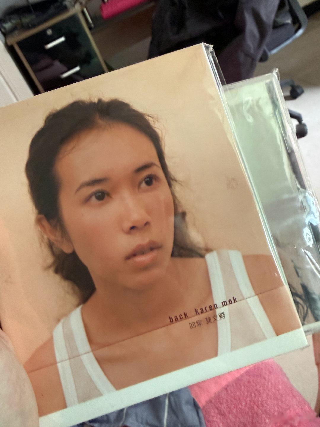 朱菡青送的两张莫文蔚滚石时期的广东歌epcd
回家这张实在太美 人山人海做的回家和恋一世的两首歌爱是心头好
其实我第一次听朱的名字的时候 我寻思是东北人 不然为什么叫汉卿 ​