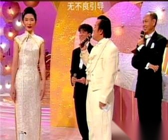 翻看1995年香港国际华裔小姐总决赛的影像档案，最炸裂的不是冠军加冕，而是一场绝无仅有的直播翻车事故。
全港观众眼皮子底下，22岁的新科冠军谷祥铃，攥着麦克风，直勾勾盯着当时如日中天的曾志伟，吐出一串石破天惊的评价：“你又矮又胖又色，口水都喷我手上了！”
摄像机的镜头剧烈晃动了一下，台下上千名观众瞬