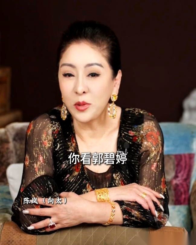 向太直接拿郭碧婷举例，说逢年过节都是儿媳妇带着孙子孙女去看望她和向先生。
向佐这个亲儿子反倒成了顺带的，媳妇往哪跑他才跟着去哪。
那些总觉得儿子娶了媳妇忘了娘的长辈，接下来还得面对家里没人走动的冷清。
这事儿其实挺扎婆婆们心的。
老一辈总有个执念，觉得儿子是我身上掉下来的肉，结了婚自然也该围着我转。