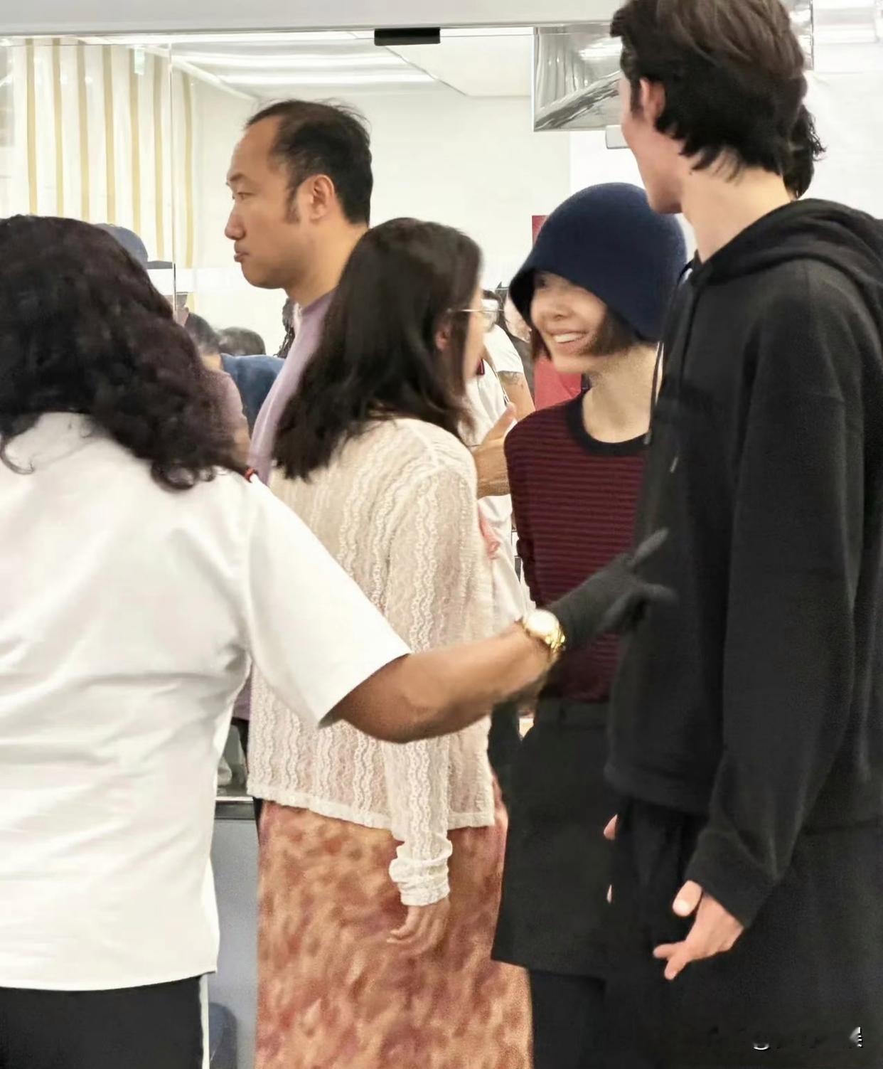 56岁鲁豫现身法国机场，路人镜头下笑容灿烂。头戴深蓝色渔夫帽，红黑条纹上衣搭配黑裙，标志性短发利落清爽。

身形依旧十分瘦削，整个人薄薄一片，自带松弛淡然的气质，和身边人轻松交谈，状态超好。