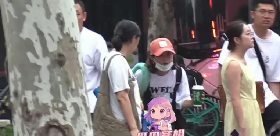 以前那个恨不得一年365天全住进横店的“拼命三娘”，如今竟然过上了每天按时接送孩子上下学的普通人生活，8月20号有娱记在直播里爆料，说赵丽颖现在彻底把重心挪到了带娃上，这日子过得是真通透

那狗仔说私底下撞见过好几回她带孩子出去玩的场景，看着氛围太温馨都没忍心曝光

人家在直播里直接夸，说她现在的状