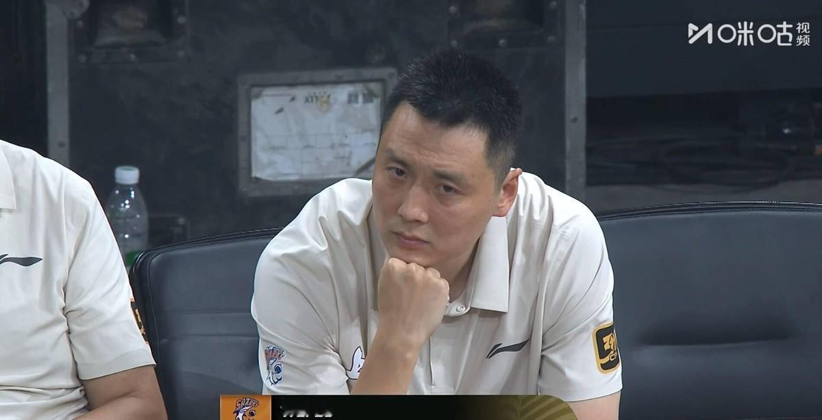 拉塞尔空降上海，联手古德温组后场双枪，上海男篮卫冕野心彻底摊牌了。这笔签约瞄准的就是队史首次连冠。可北京那边反应很激烈，媒体人直接翻旧账，说上赛季半决赛要是怀特塞德没打，晋级的就是北汽。这话有依据，怀特塞德确实在首轮赛后检测出违规，禁药成分里那玩意儿能加速恢复、维持状态，可他照样打了整个半决赛才被叫