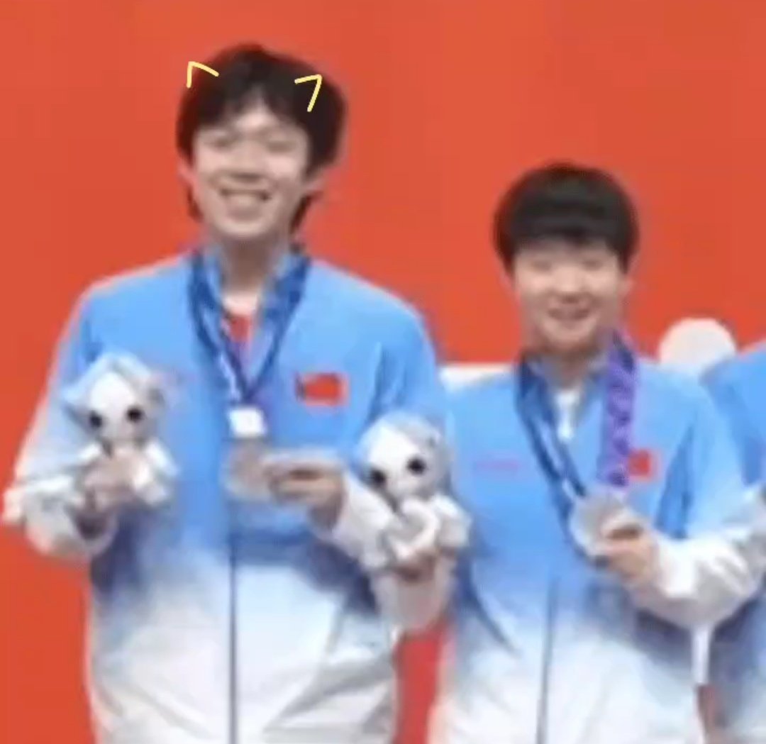 我根本不在乎你们拿的什么颜色的牌 我只在乎你们睡的好吗 吃的好吗 过的好吗 身体恢复的好吗 看着你们笑脸盈盈的样子 我就是好幸福好知足呀 我喜欢你们我爱你们呀 不论任何 你们健健康康白白胖胖是我唯一的心愿，我的两个宝宝健康涨球啊🍀（小猫耳朵居然不给我姐姐）#王楚钦孙颖莎# ​