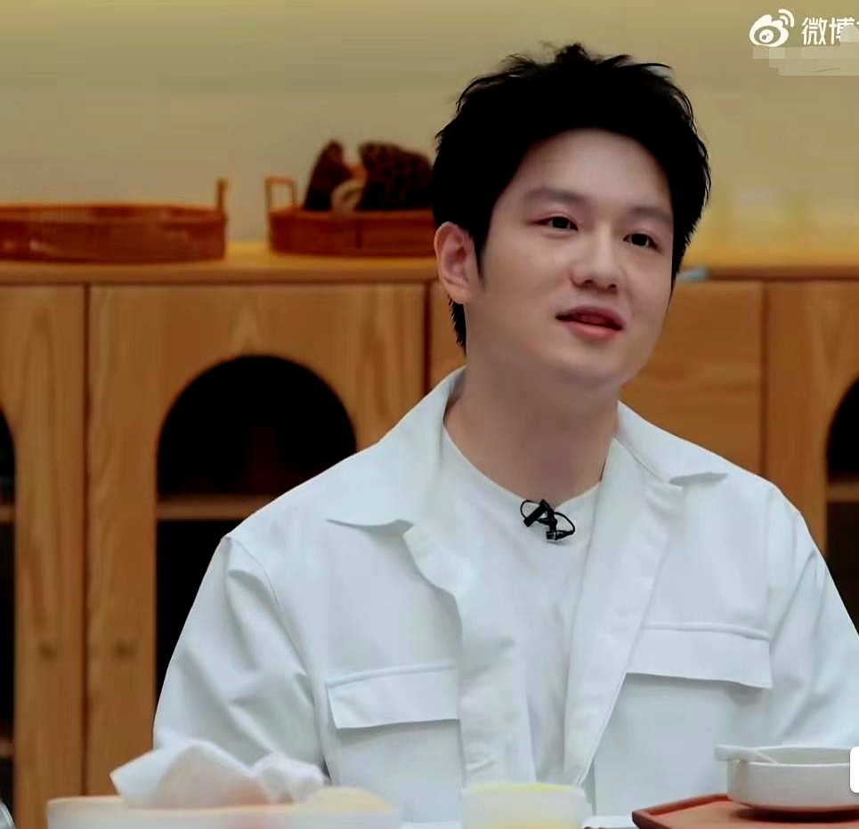 李诞在节目里当场给樊振东正名，直接放话在座所有人都能证明，樊振东真人一点都不胖，纯粹就是脸长得太可爱
 

谁能想到，堂堂世界第一天天被人追着喊“小胖”，本人居然乐呵呵的一点不介意，反倒觉得挺好，大家一叫这个名字就知道是他
 

脱了球衣一身实打实的腱子肉，爆发力和核心力量拉满，偏偏长了一张奶凶的圆