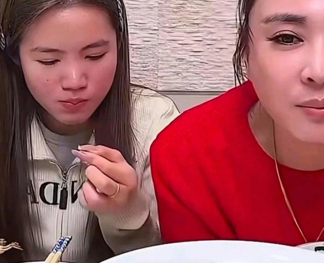 面馆里那两碗面，端法完全不同。

干女儿那碗，晋妈亲手递过去，还问烫不烫；李勒优那碗，自己端、自己找座，慢了一步还要被说“没眼色”。同样在店里帮忙，干女儿有工资，她白干。

李勒优的姑姑生病那阵子，她开口借两万块，晋妈没接这个话茬。

后来干女儿出现在镜头里，两人有说有笑，李勒优站在边上像个外来的。