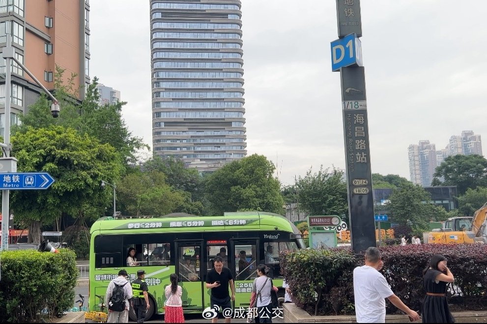 🚌海昌路附近上班的小伙伴看过来！
天府微巴4号线A线轻松搞定地铁最后一公里✨
📍往返：海昌路东站 ↔ 地铁海昌路站
⏰早高峰运营：7:00—9:00
践行258便民服务标准，直达地铁口，告别步行奔波，上班回家更省心！
#成都公交# #天府微巴# ​