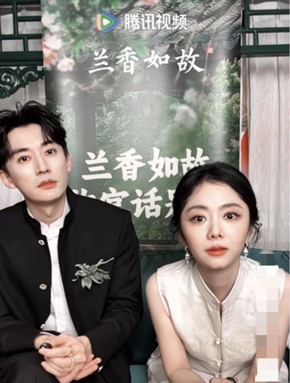 《兰香如故》官博被剧粉“骂翻”后，谭松韵刘学义紧急直播“救场”，同框不到10分钟表情疲惫。
10月19日晚，谭松韵和刘学义终于同框了。在《兰香如故》收官直播话别局里，两人合体出现的时间，满打满算10分钟。
前8分钟，镜头是反的。等到有人提醒、画面调正，时间也到了，两人匆匆下播。打光和镜头畸 ​